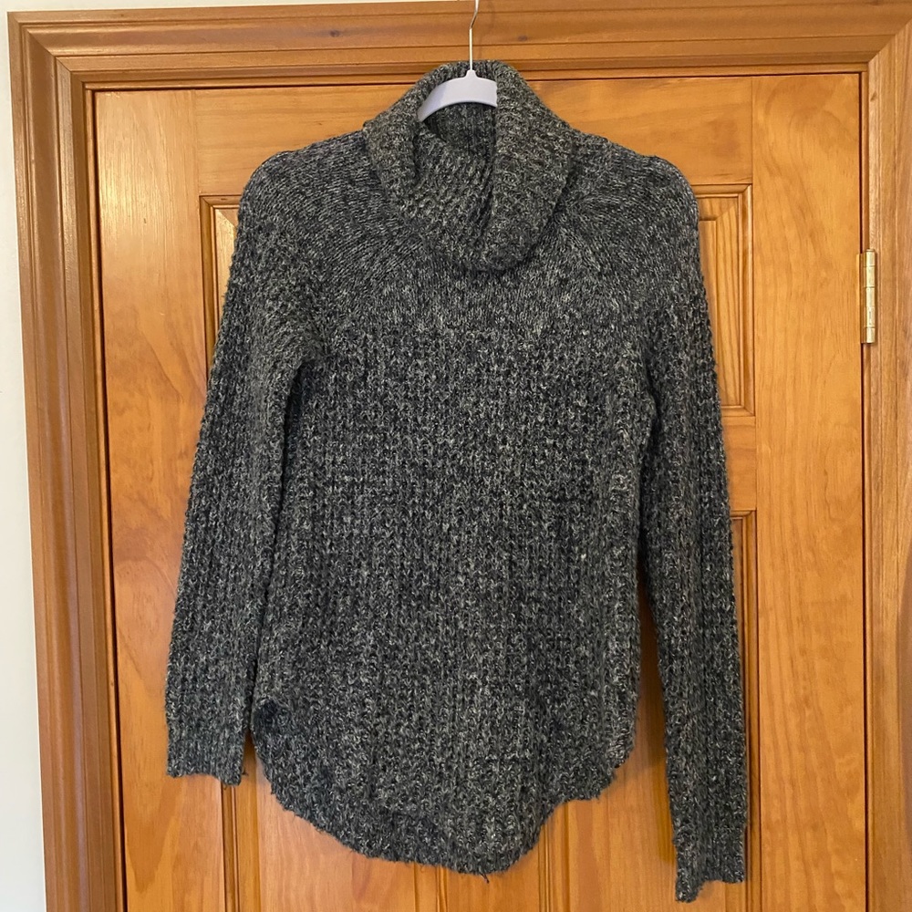 Brand: Abercrombie & Fitch 
Color: gray
Size: XS